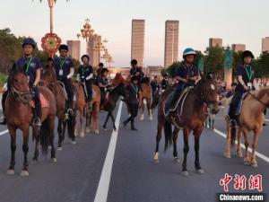中国西部小城康巴什用“发马仪式”吸睛打造“网红景观”